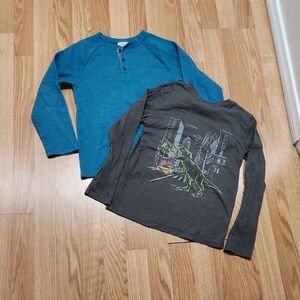 2 Boys Teal and Gray Long Sleeve Tees with Graphic Design Size M 8/10